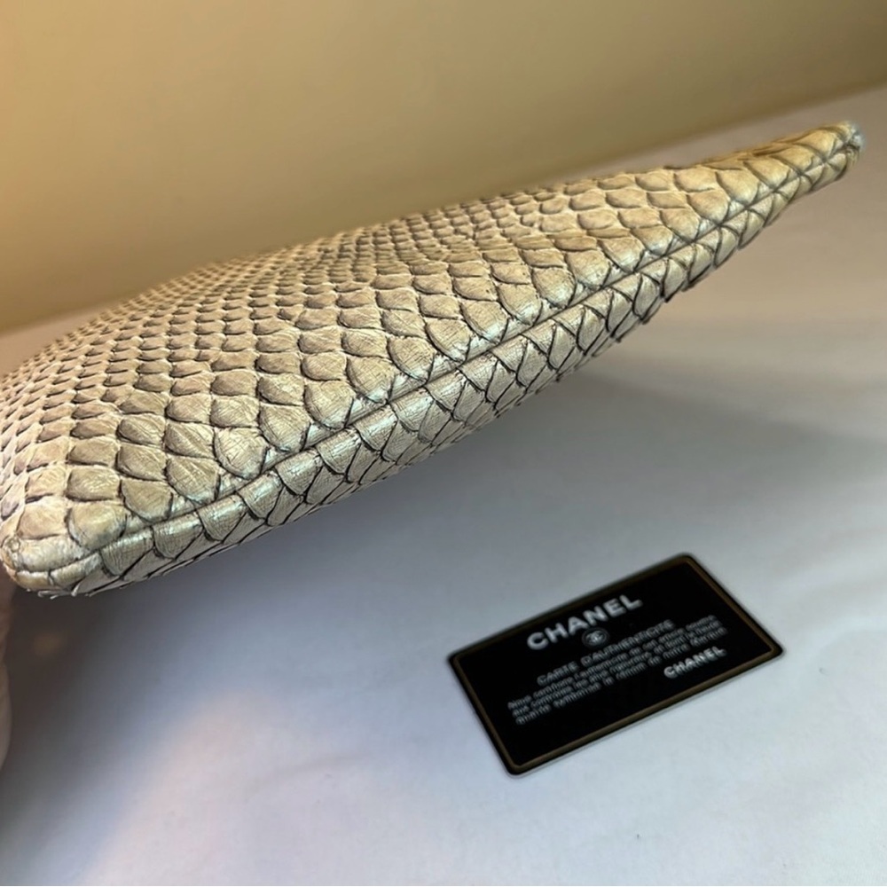 CHANEL Quilted iridescent python clutch - image 10